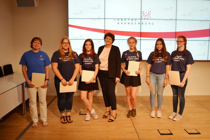 Schülerinnen und Schüler des Sally-Bein-Gymnasiums Beelitz erhalten ihre Teilnahme-Urkunden von Britta Stark