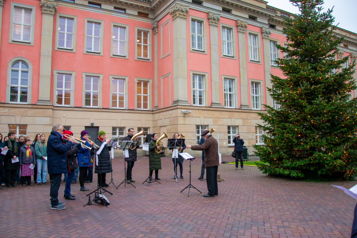 Impression des Adventssingens im Innenhof des Landtages