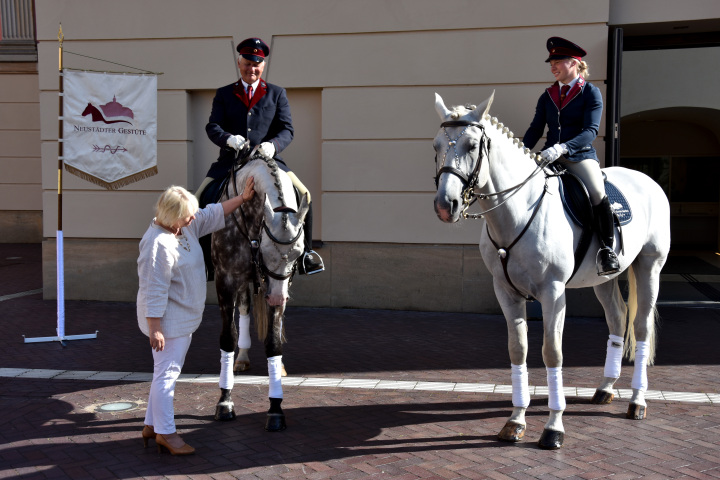 Landtagspräsidentin Prof. Dr. Ulrike Liedtke begrüßt die Reiter und Pferde des Landgestüts Neustadt (Dosse) im Innenhof des Landtages