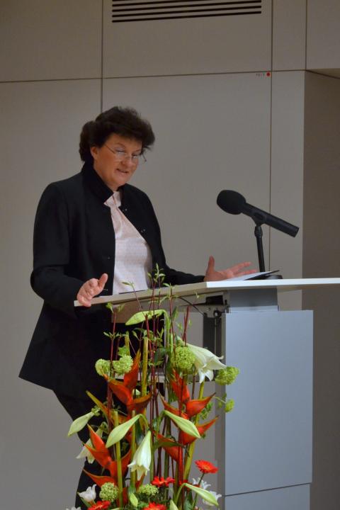 Landtagspräsidentin Britta Stark begrüßt zur Ausstellungseröffnung.