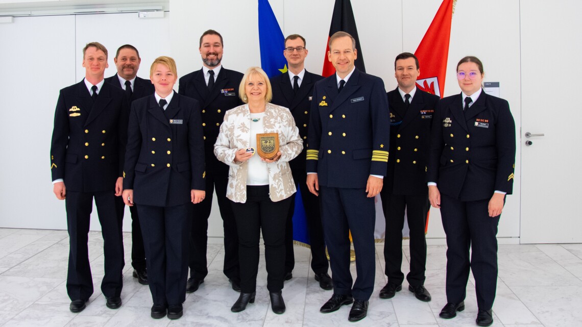 Gruppenfoto der Delegation der Fregatte Brandenburg mit der Landtagspräsidentin Prof. Dr. Ulrike Liedtke (5. v. l. ) und dem neuen Kapitän der Fregatte Brandenburg Robert Meyer-Brenkhof (3. v. r.)