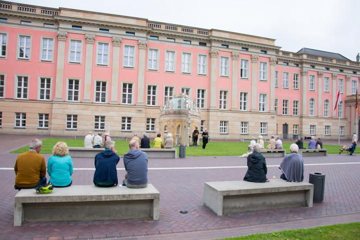 Blick in den Innenhof des Landtages während der Lesung.