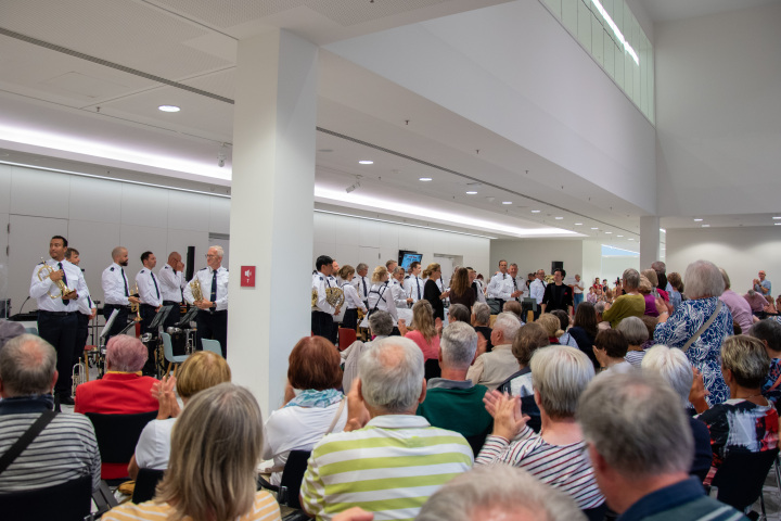 Das Landespolizeiorchester Brandenburg, Amelie Dobler und Michael Heller bedanken sich beim Publikum.