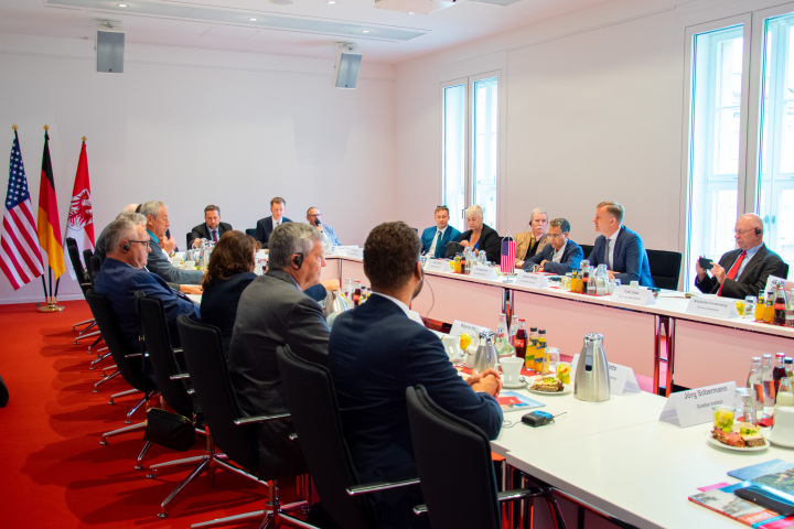 Blick in den Beratungsraum zum Fachaustausch der Delegation mit Mitgliedern des Ausschusses für Wirtschaft, Arbeit und Energie zum Thema „Energiepolitik in Deutschland“.