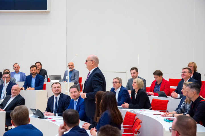 Dr. Dietmar Woidke (stehend) nimmt die Wahl zum Ministerpräsidenten des Landes Brandenburg vor dem Plenum an.