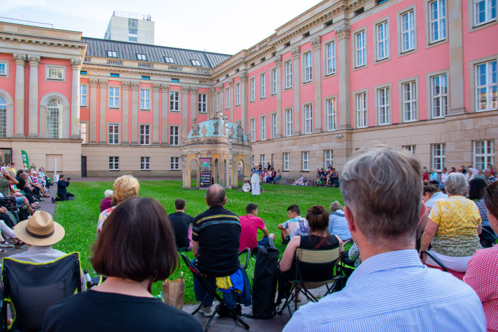 Landtagspräsidentin Prof. Dr. Ulrike Liedtke begrüßt die Gäste zur zweiten Veranstaltung „Kunst zur Zeit 2024“ im Innenhof des Landtages.
