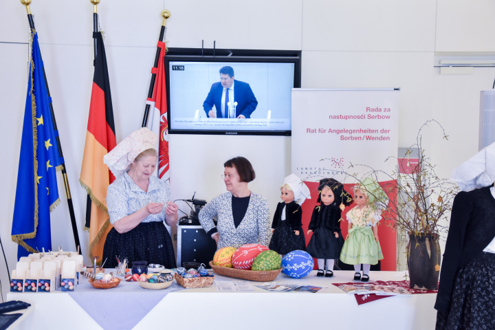 Impression der Präsentation der sorbischen/wendischen Osterbräuche in der Lobby des Landtages
