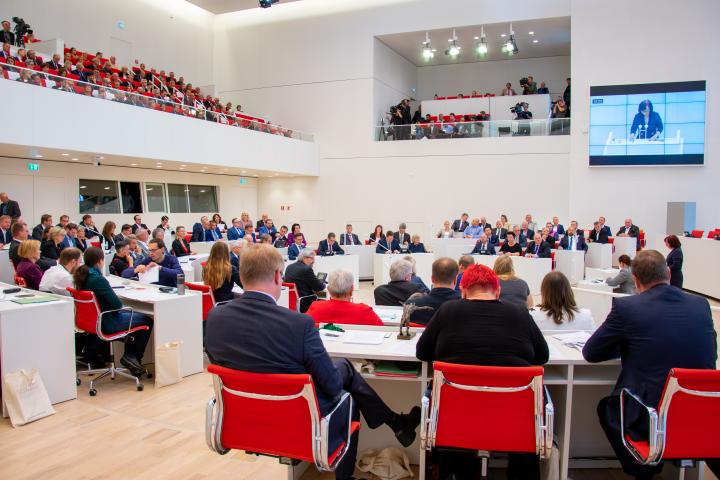 Blick in den Plenarsaal während der Rede der Alterspräsidentin Marianne Spring-Räumschüssel