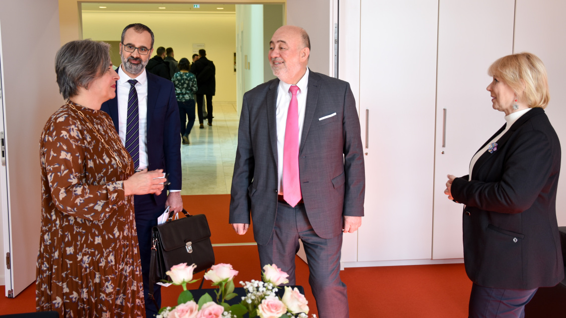 Landtagspräsidentin Prof. Dr. Ulrike Liedtke (r.) und die Vizepräsidentin des Landtages Barbara Richstein (l.) empfingen den Botschafter des Staates Israel S.E. Ron Prosor (m.) im Landtag.