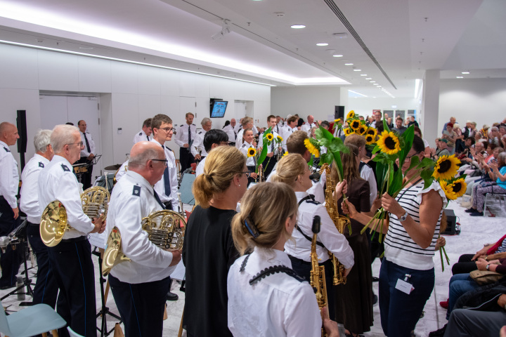 Blumen als Dankeschön für das Landespolizeiorchester Brandenburg, Amelie Dobler und Michael Heller für ihren Auftritt.