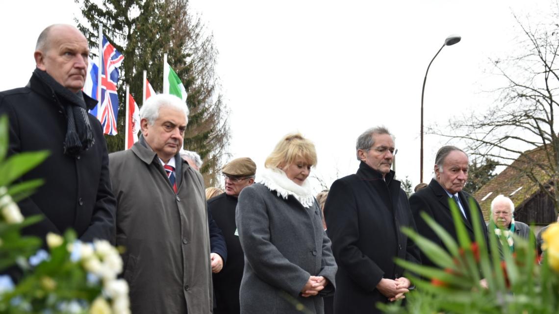 Gedenken in Kienitz, v. l. n. r.: Ministerpräsident Dr. Dietmar Woidke, Botschafter der Russischen Föderation Sergej J. Netschajew, Landtagspräsidentin Prof. Dr. Ulrike Liedtke, Vorsitzender des Vorstands Deutsch-Russisches Forum e. V. Matthias Platzeck und der Vorsitzende des Volksbundes Deutsche Kriegsgräbervorsorge, Landesverband Brandenburg e. V. Gunter Fritsch