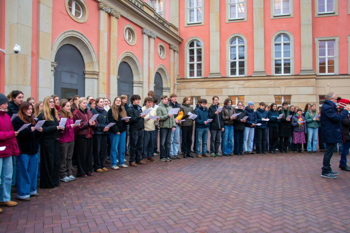 Impression des Adventssingens im Innenhof des Landtages