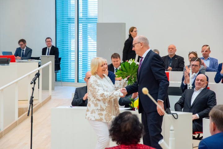 Landtagspräsidentin Prof. Dr. Ulrike Liedtke (l.) gratuliert Dr. Dietmar Woidke (r.) zur Wahl zum Ministerpräsidenten des Landes Brandenburg