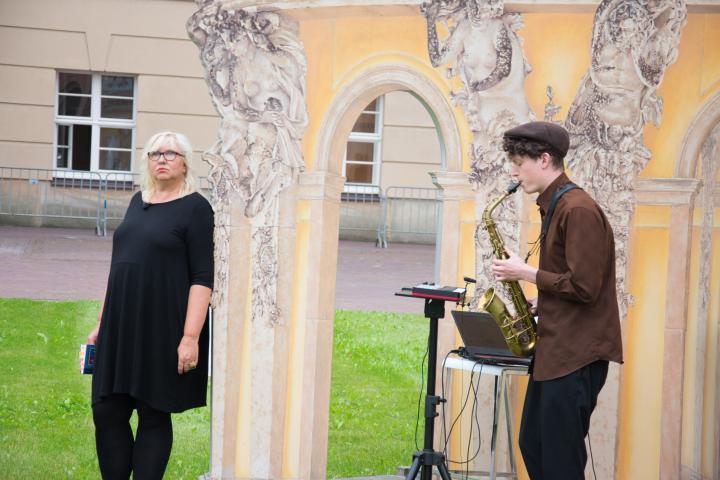 Jana Franke liest Texte zu Zeit und Umbruch, vertont und begleitet von Wenzel Benn mit dem Saxophon.