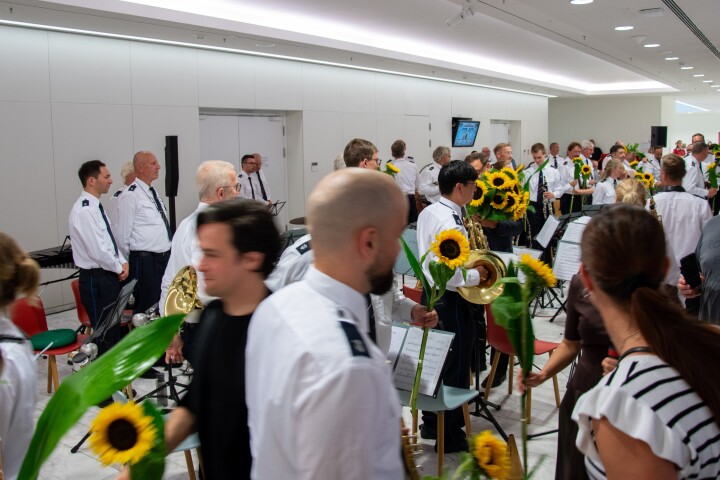 Blumen als Dankeschön für das Landespolizeiorchester Brandenburg, Amelie Dobler und Michael Heller für ihren Auftritt.