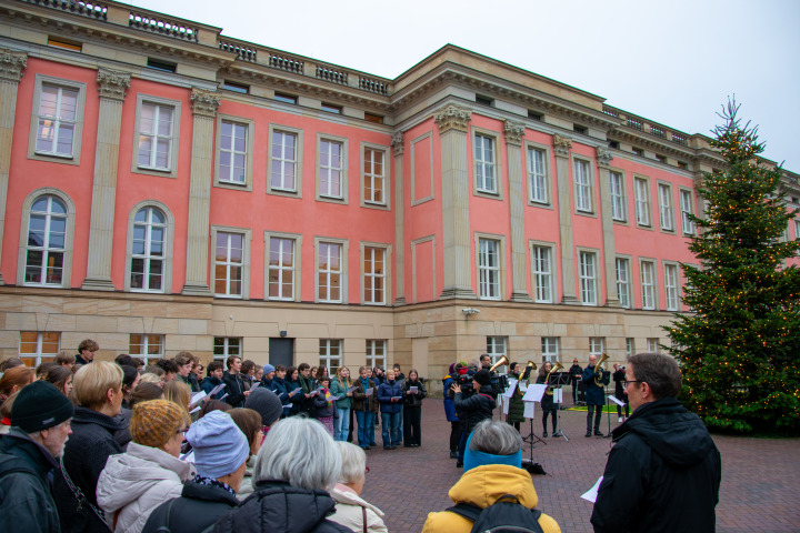 Impression des Adventssingens im Innenhof des Landtages