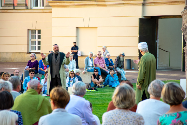 Theater Poetenpack, Teo Vadersen und Stephan Schill präsentieren in einer szenischen Lesung die Ringparabel aus Lessings „Nathan der Weise“ zur fünften Veranstaltung „Kunst zur Zeit 2025“