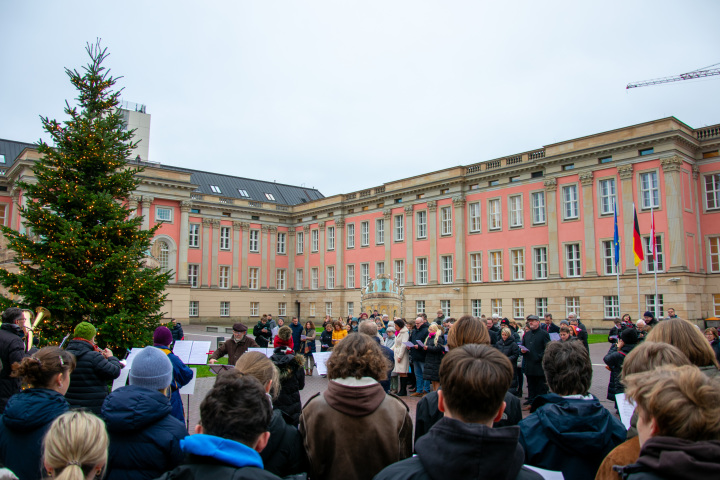 Impression des Adventssingens im Innenhof des Landtages