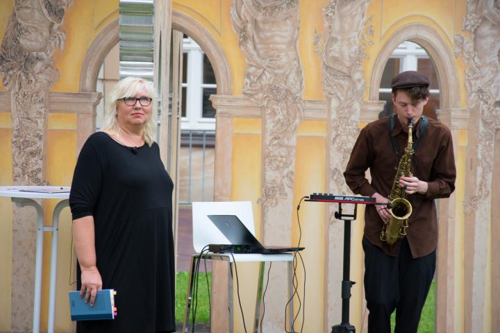 Jana Franke liest Texte zu Zeit und Umbruch, vertont und begleitet von Wenzel Benn mit dem Saxophon.