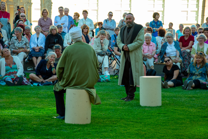 Theater Poetenpack, Teo Vadersen und Stephan Schill präsentieren in einer szenischen Lesung die Ringparabel aus Lessings „Nathan der Weise“ zur fünften Veranstaltung „Kunst zur Zeit 2025“