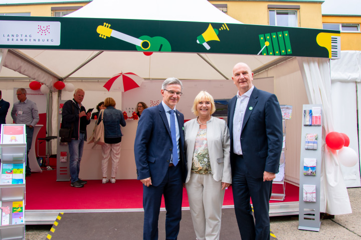 Bürgermeister von Finsterwalde Jörg Gampe (l.), Landtagspräsidentin Prof. Dr. Ulrike Liedtke (m.) und Ministerpräsident Dr. Dietmar Woidke vor dem Zelt des Landtages Brandenburg beim Brandenburg-Tag 2023