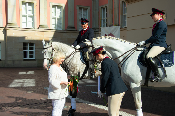 Landtagspräsidentin Prof. Dr. Ulrike Liedtke begrüßt die Reiter und Pferde des Landgestüts Neustadt (Dosse) im Innenhof des Landtages