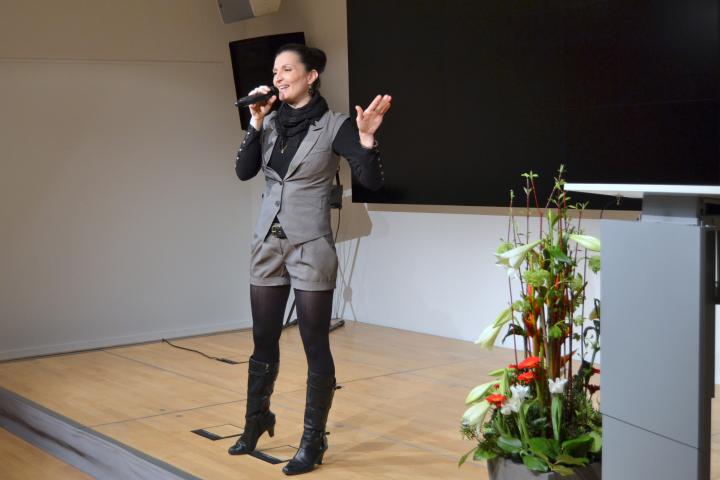 Kathrin Jantke umrahmte die Ausstellungseröffnung musikalisch.