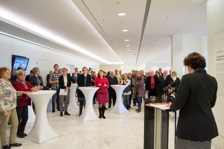 Blick in die Lobby während der Ausstellungseröffnung.