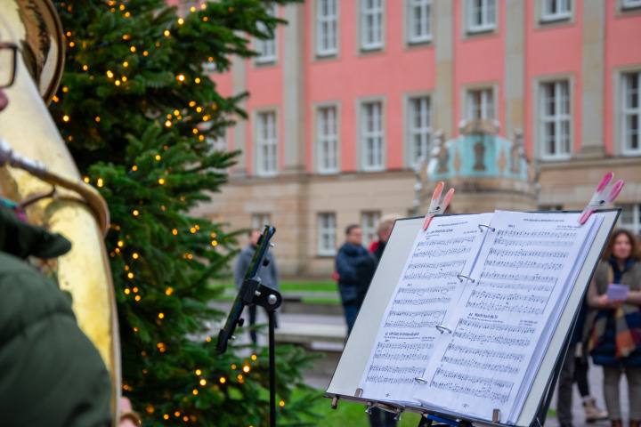 Impression des Adventssingens im Innenhof des Landtages
