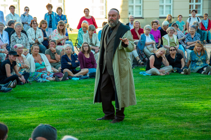 Theater Poetenpack, Teo Vadersen und Stephan Schill präsentieren in einer szenischen Lesung die Ringparabel aus Lessings „Nathan der Weise“ zur fünften Veranstaltung „Kunst zur Zeit 2025“