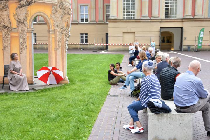 Karla Werner präsentierte das Märchen „Der Spiegel, der ins Jenseits führt“.