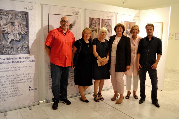 Landtagspräsidentin Britta Stark mit den drei Fotografen der Ausstellungen und den Initiatorinnen des Dorfkirchensommers