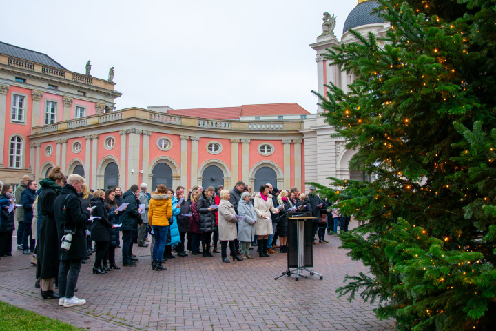 Impression des Adventssingens im Innenhof des Landtages