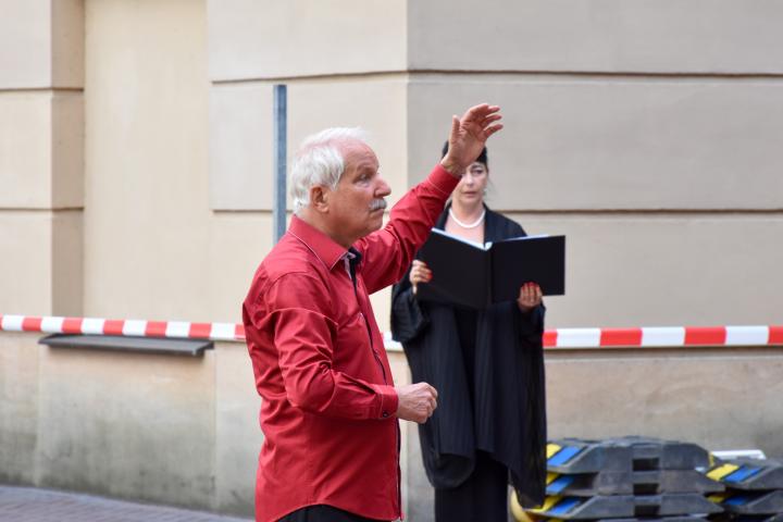 Chorleiter Wilfried Staufenbiel während des musikalischen Programmes des Gemischten Chores Strausberg