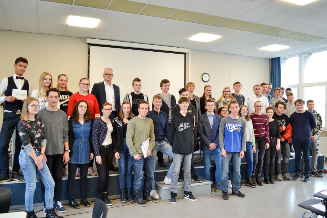 Gruppenfoto der Schülerinnen, Schüler und Abgeordneten zur Dialogveranstaltung am Humboldt-Gymnasium Cottbus