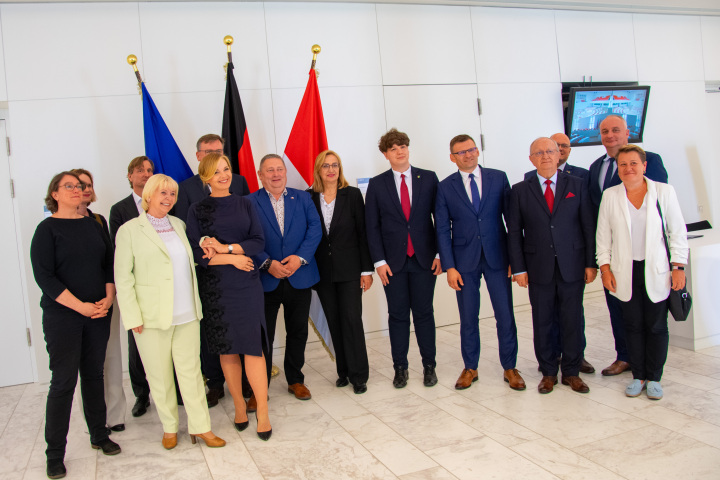 Gruppenfoto in der Lobby des Landtages Brandenburg