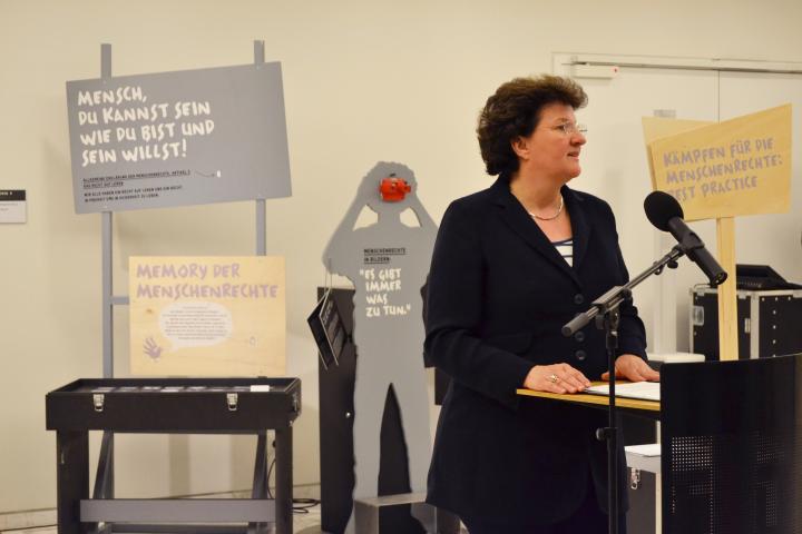 Die Landtagspräsidentin Britta Stark bei der Eröffnung der Ausstellung "Das Mobile Lernlabor. Mensch, Du hast Recht(e)!"