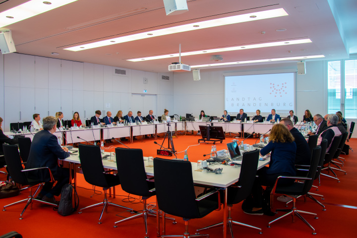 Blick in den Beratungsraum während des Austausches der Delegation mit dem Ausschuss für Europaangelegenheiten und Entwicklungspolitik