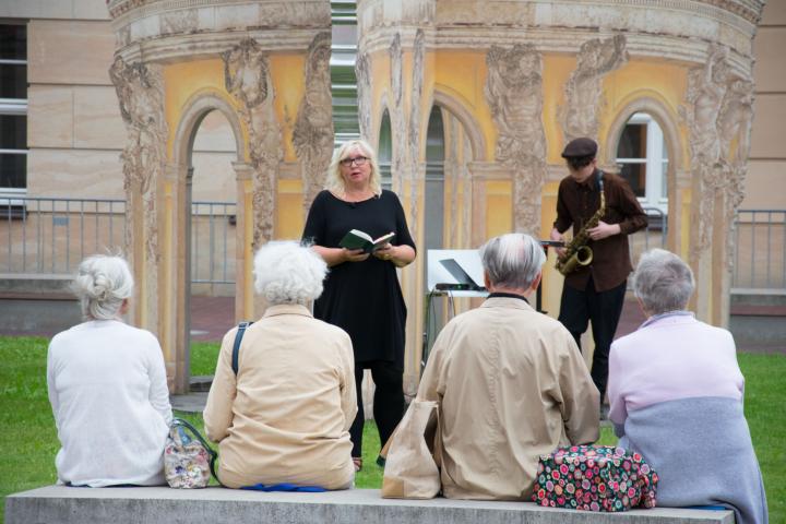 Jana Franke liest Texte zu Zeit und Umbruch, vertont und begleitet von Wenzel Benn mit dem Saxophon.