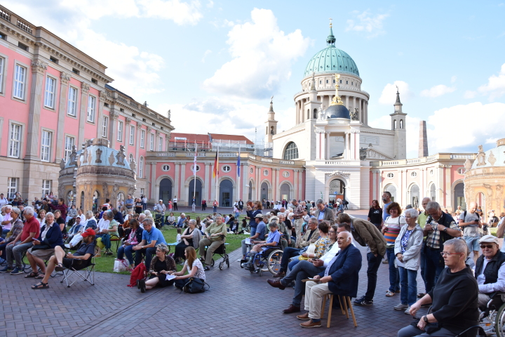 Impression der Auftaktveranstaltung „Kunst zur Zeit“ im Innenhof des Landtages