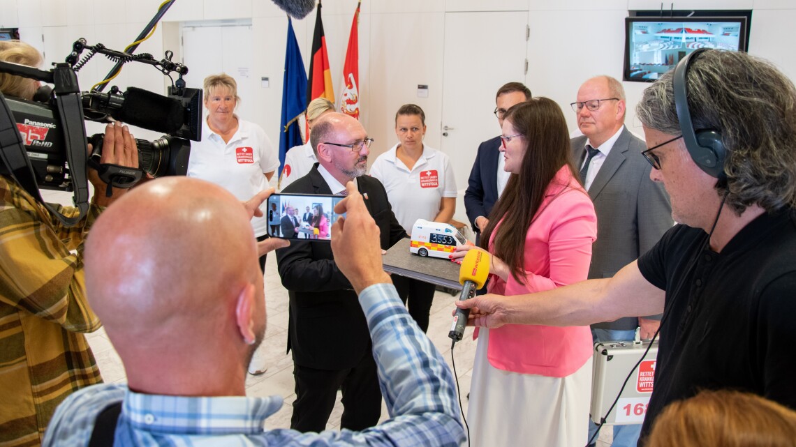 Landtagsvizepräsidentin Dr. Jouleen Gruhn (2. v. r.) nimmt eine Petition zum Erhalt des Krankenhauses in Wittstock entgegen.