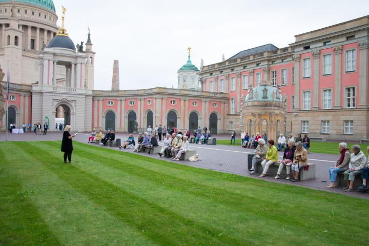 Blick in den Innenhof des Landtages während der Lesung.