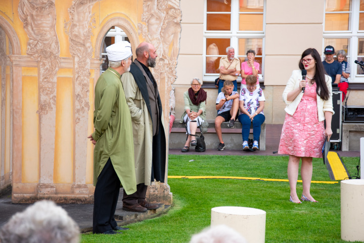 Landtagsvizepräsidentin Dr. Jouleen Gruhn bedankt sich bei Teo Vadersen und Stephan Schill vom Theater Poetenpack für die Aufführung.