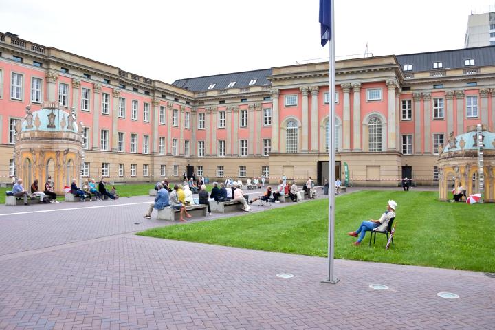 Impression aus dem Innenhof des Landtages während der Aufführung von der Potsdamer Theaterschatulle