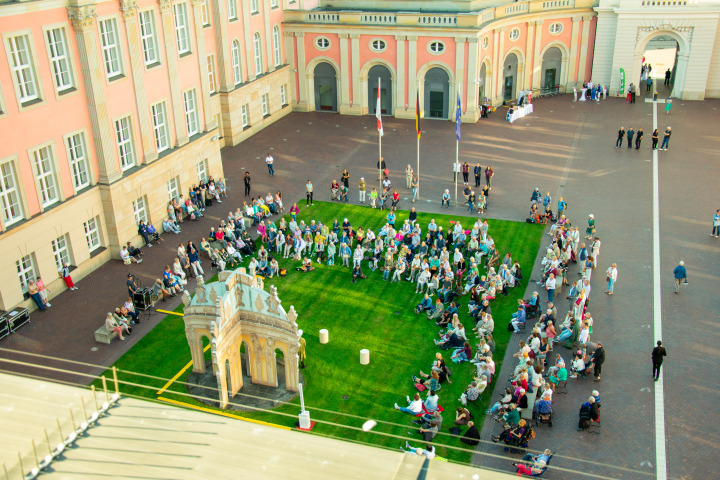 Impression der fünften Veranstaltung „Kunst zur Zeit 2025“ im Innenhof des Landtages.