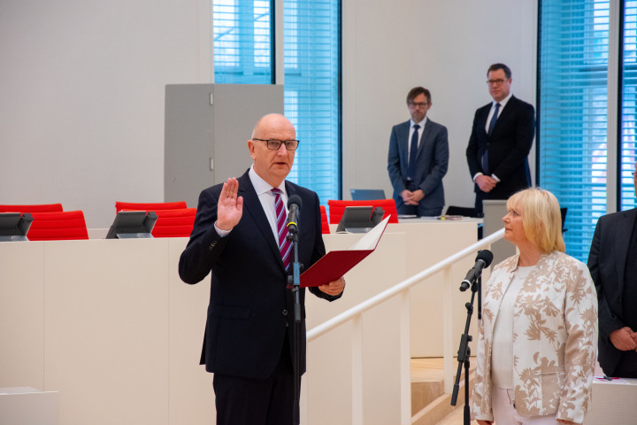 Vereidigung des neu gewählten Ministerpräsidenten Dr. Dietmar Woidke (l.) vor dem Plenum.