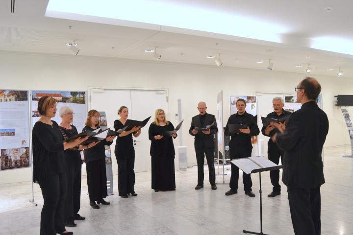 Die Lehniner Choralskola umrahmte die Ausstellungseröffnung musikalisch.