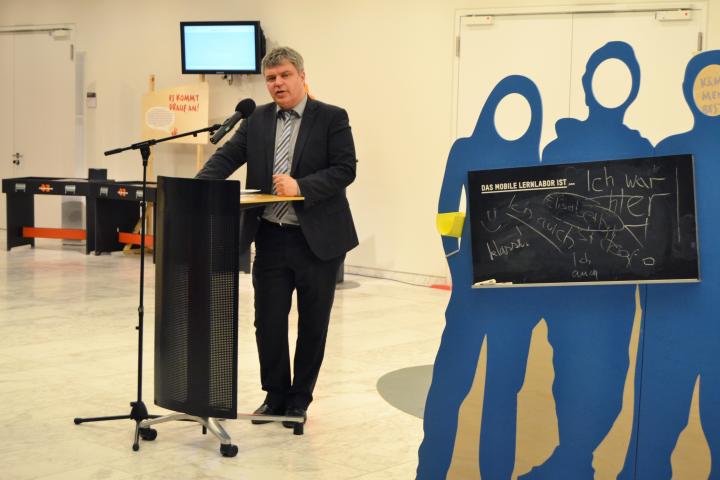 Thomas Heppener vom Bundesministerium für Familie, Senioren, Frauen und Jugend während der Ausstellungseröffnung