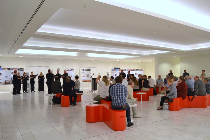 Blick ins Foyer während der Ausstellungseröffnung.