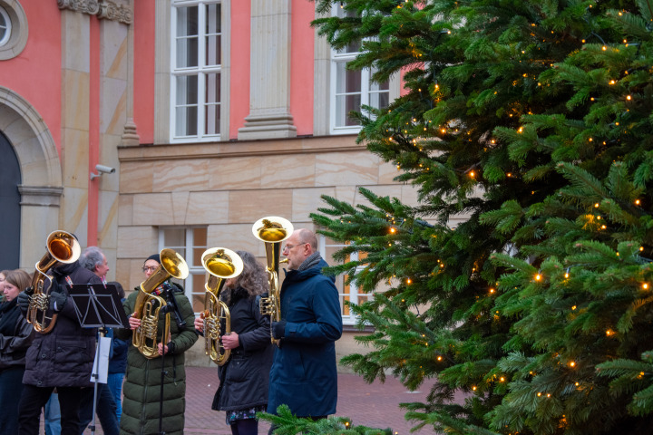 Impression des Adventssingens im Innenhof des Landtages